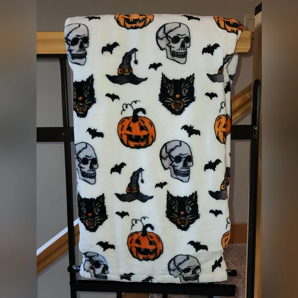 Retro Halloween Throw Blanket w/Black Cat, Skull, Pumpkin & Witch Hat, Bat